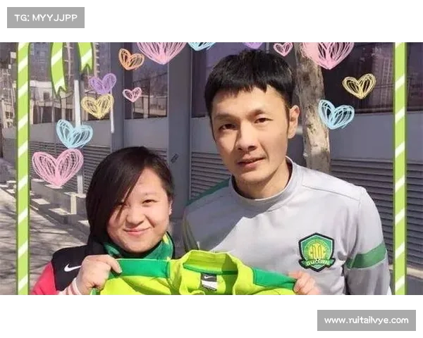 邵佳一杨智回京受热烈欢迎 青岛西海岸归来国安球迷齐聚机场迎接